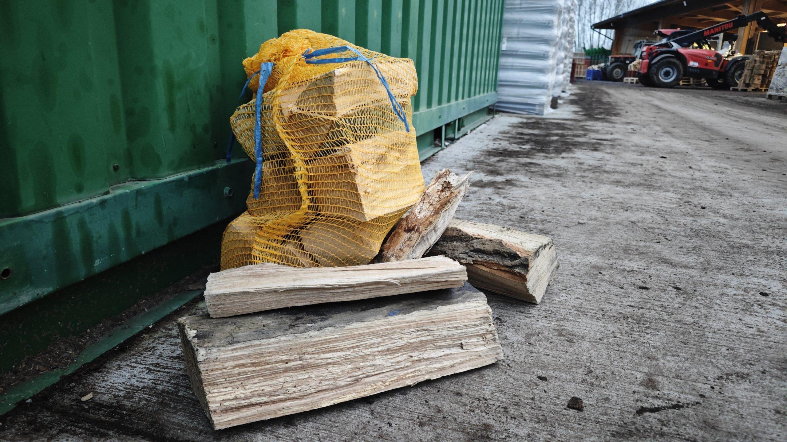 Sac de bûches etuvées prêt à brûler